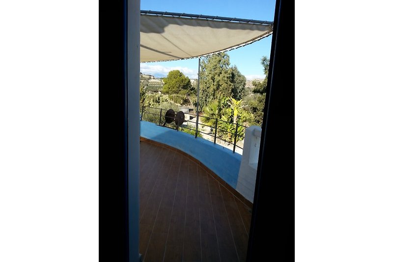 Blick durch offene Balkontür