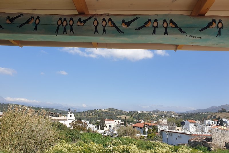 Gerade fertig: Holzdach Gemeinschaftsterasse mit Malerie von Manolis