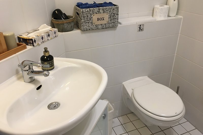 Im Bad: Waschbecken, WC