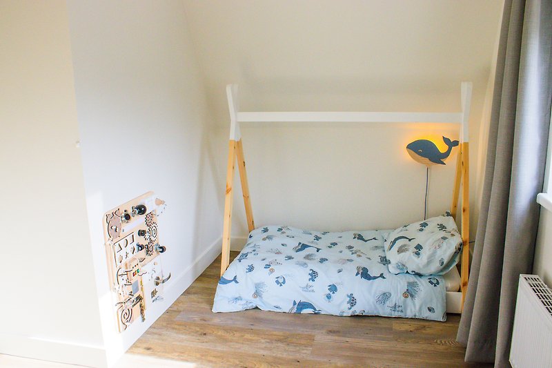 Children bedroom with bed (70 x 150 cm)