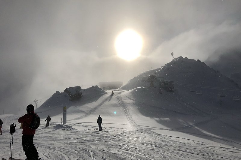 Erleben Sie den Nervenkitzel des Wintersports in den Alpen.