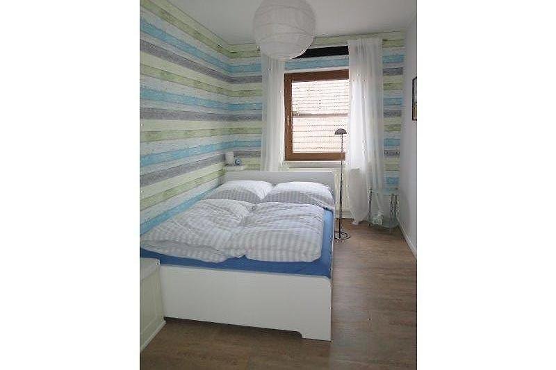 Schlafzimmer mit 1.40 Bett klein aber gemütlich