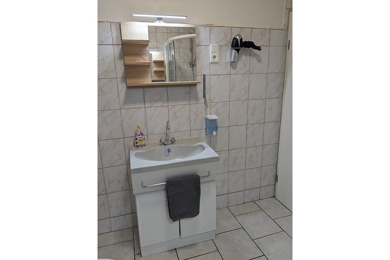 Ferienhaus"XL", Bad 2, Dusche, WC und 2 Waschbecken.