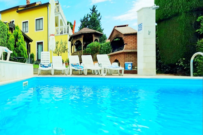 Pool, Palmen, Himmel, Gebäude, Liegestühle, Fenster, Meerblick.