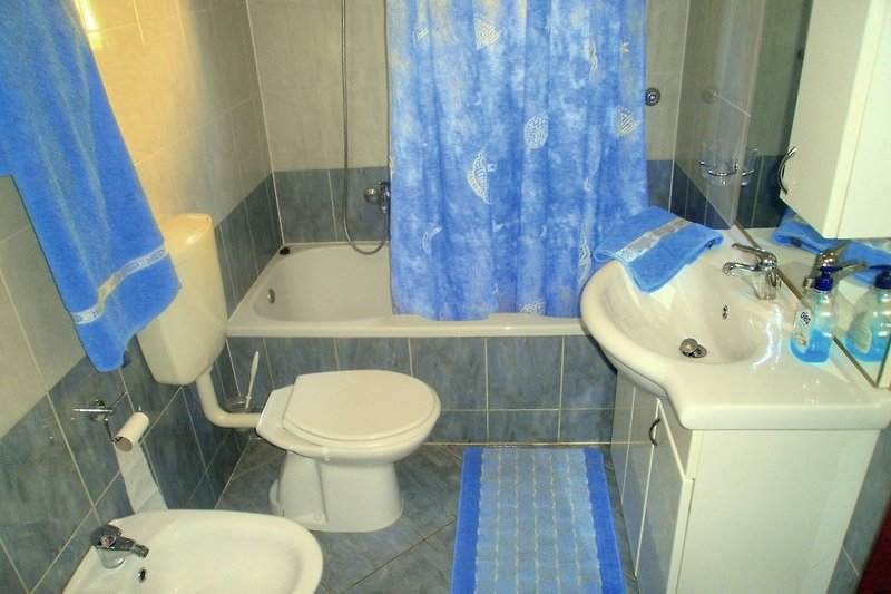 Das Badezimmer im Erdgeschoss, mit Badewanne. Die Bäder sind bitte Komplett ausgestattet