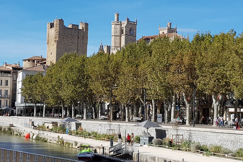 Die neu gestaltetet Uferpromenade entlang des 'Canal de la Robine' lädt zum Bummeln und Verweilen ein