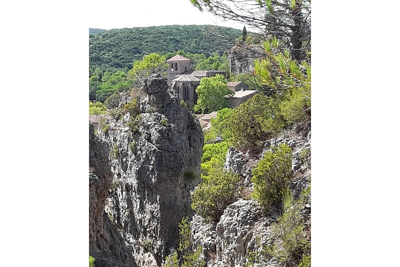 Auch das Hinterland bietet reizvolle Ziele, der 'Cirque de Mourèze mit seinen bizarren Felsformationen lädt zum Wandern und Entdecken ein.