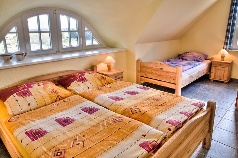 Slaapkamer 1, tweepersoons- en eenpersoonsbed