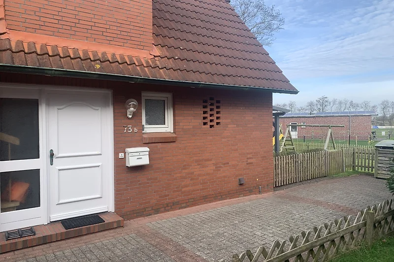 Gemütliches Haus mit Ziegelmauerwerk und Holzdetails.