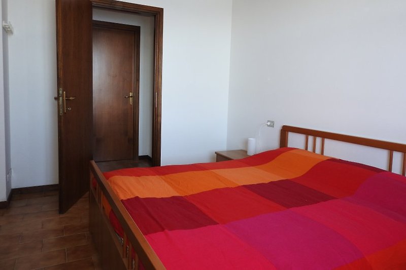 Schlafzimmer mit Zugang zum Badezimmer