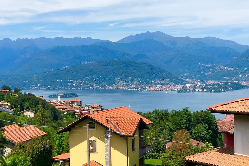 fantastischer Blick auf den Lago Maggiore und die umgebenen Berge