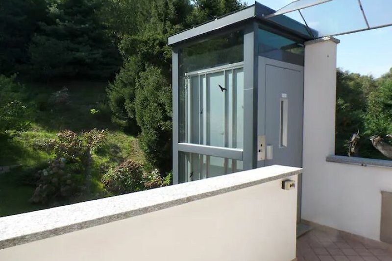 Moderner Lift direkt zur Ferienwohnung im Dachgeschoss der Villa