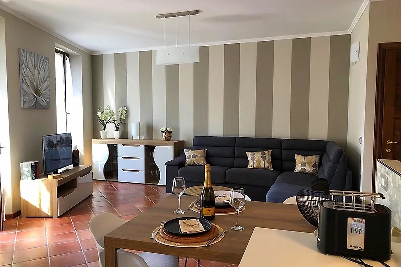 Soggiorno con grande divano letto