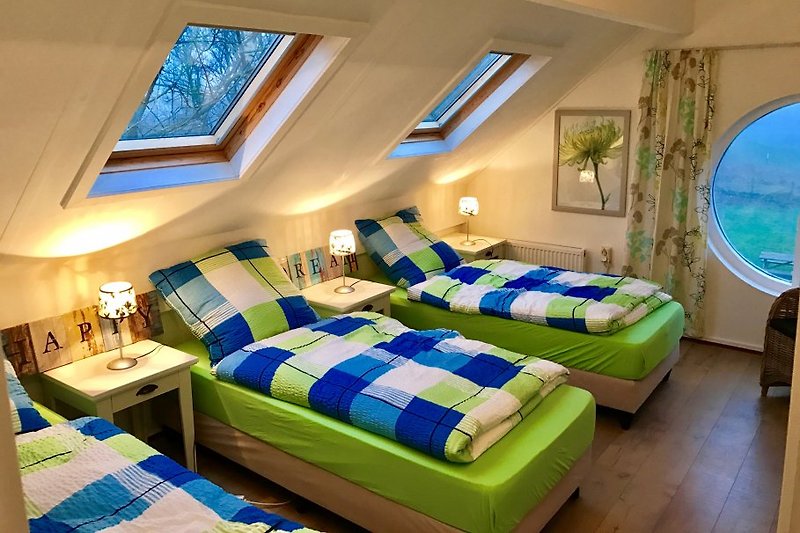 Slaapkamer met 3 verstelbare bedden