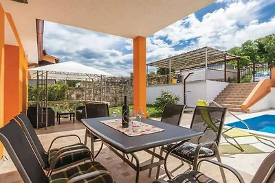 MARIKA Ferienhaus mit Pool