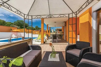 MARIKA Ferienhaus mit Pool