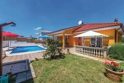 MARIKA Ferienhaus mit Pool