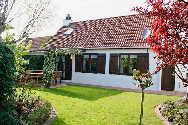 Uitzicht op de tuin met overdekte terras