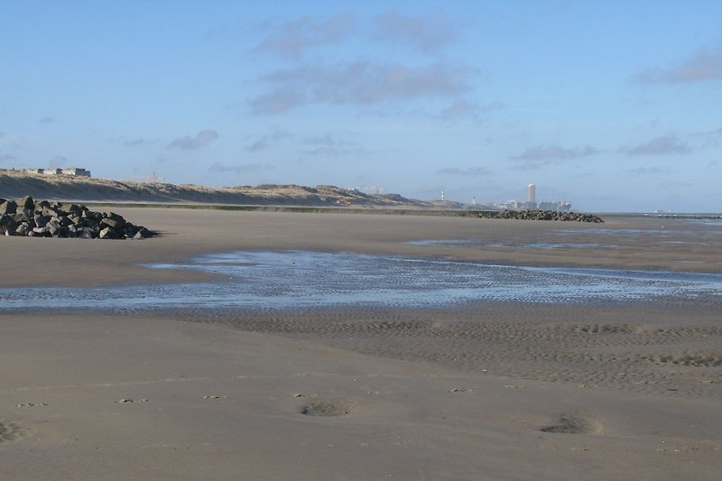Strand bei Ebbe mit Blick nach Ostende