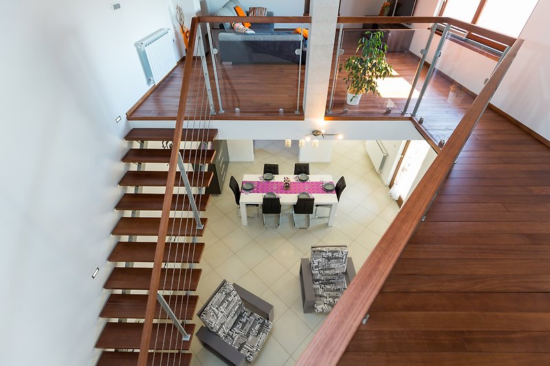 Ein stilvolles Wohnzimmer mit Holzboden und modernen Möbeln.