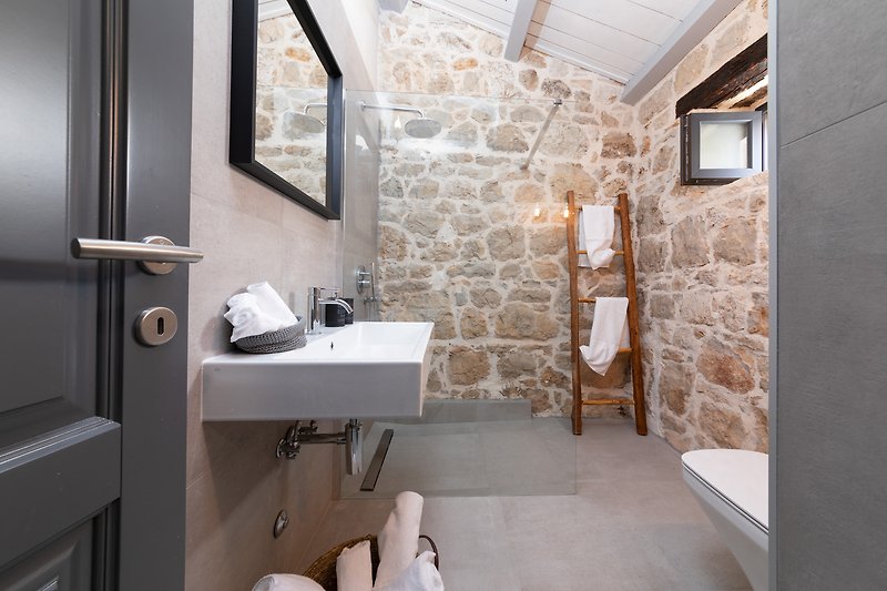 Schönes Badezimmer mit modernem Design und stilvollen Armaturen.