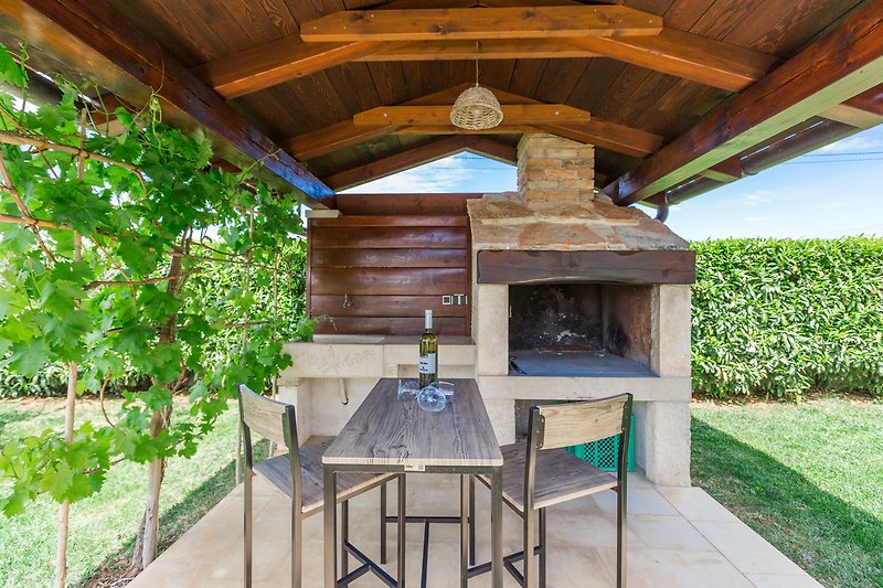 Schöne Holzhütte mit gemütlicher Außenmöblierung und grünem Garten.