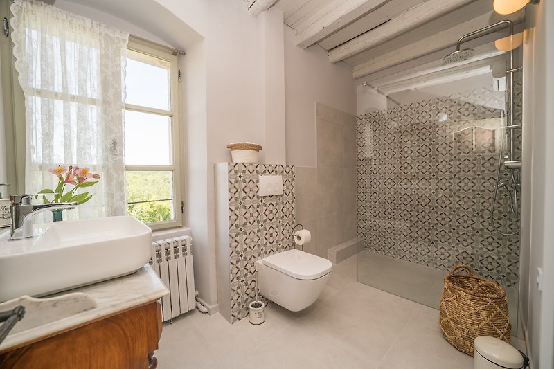 Badezimmer mit Pflanze, Architektur und Toilette - stilvolle Einrichtung!