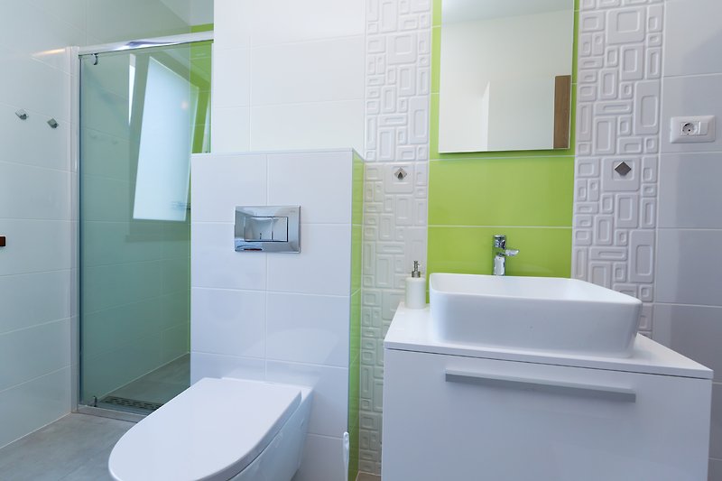 Ein lila Waschbecken mit glänzenden Armaturen in einem stilvollen Badezimmer.