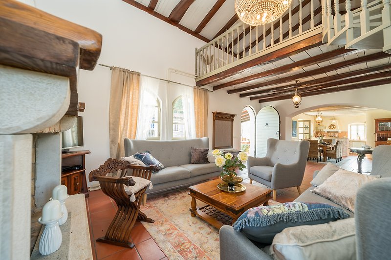 Wohnzimmer mit Holzmöbeln, Couch, Tisch und Lampe - stilvolle Einrichtung!