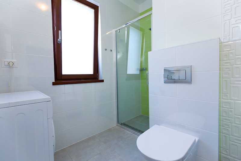 Schönes Badezimmer mit lila Waschbecken und glänzenden Armaturen.