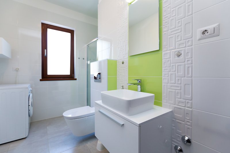 Badezimmer mit lila Waschbecken, Armaturen und Badezimmerschrank.