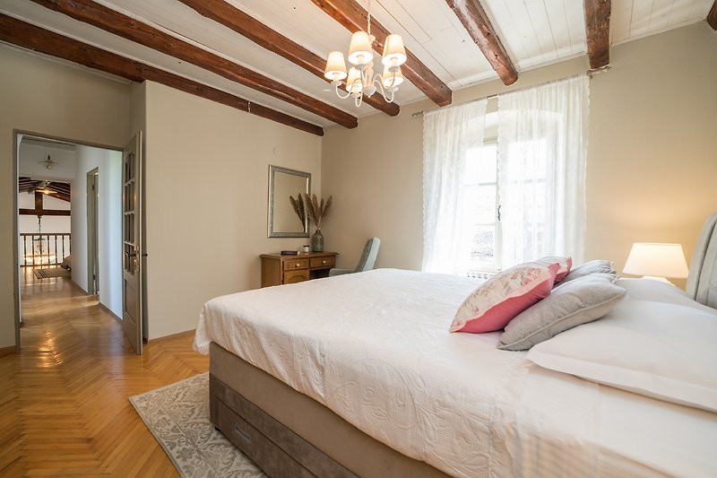 Schlafzimmer mit Holzmöbeln, Bett, Fenster und Lampen - natürliche Einrichtung!