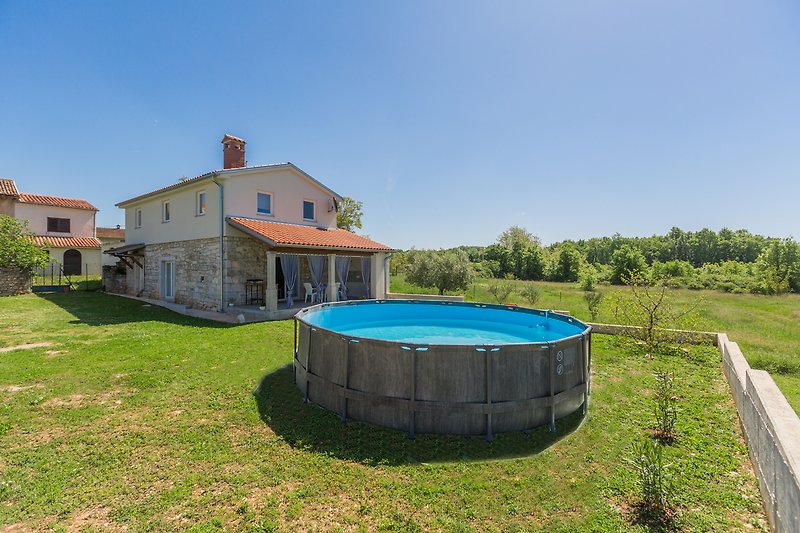 Großer Garten mit Pool und umgeben von grüner Landschaft.