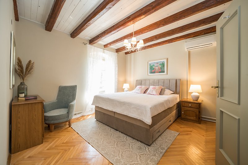 Schlafzimmer mit Holzmöbeln, Bett, Kissen und Fenster - natürliche Einrichtung!