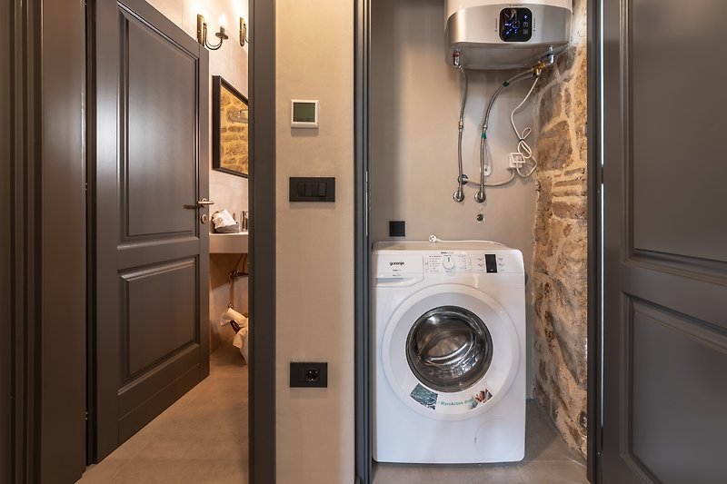 Gemütlicher Waschraum mit modernen Geräten und stilvollem Design.