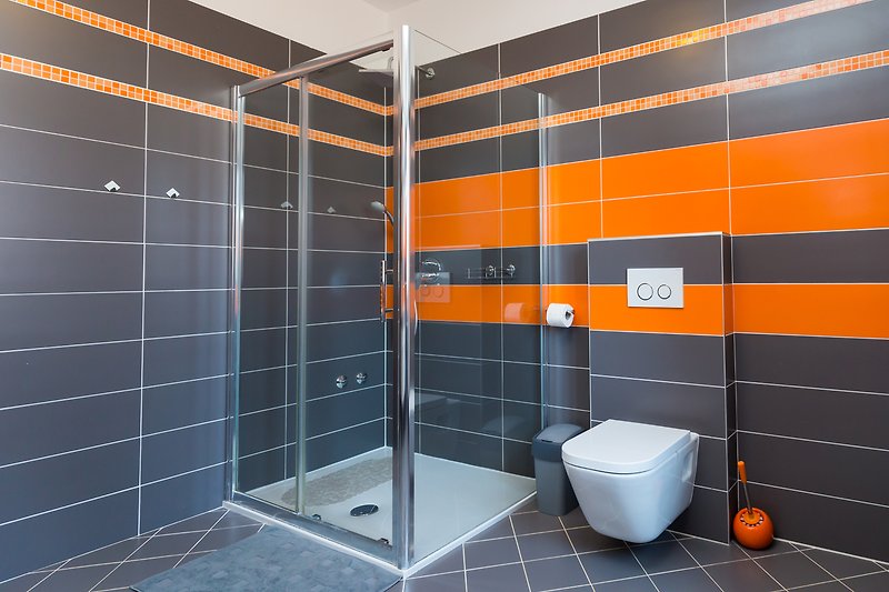 Schönes Badezimmer mit stilvollem Interieur und glänzenden Armaturen.