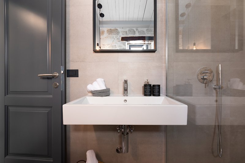 Schönes Badezimmer mit stilvoller Einrichtung und modernen Armaturen.