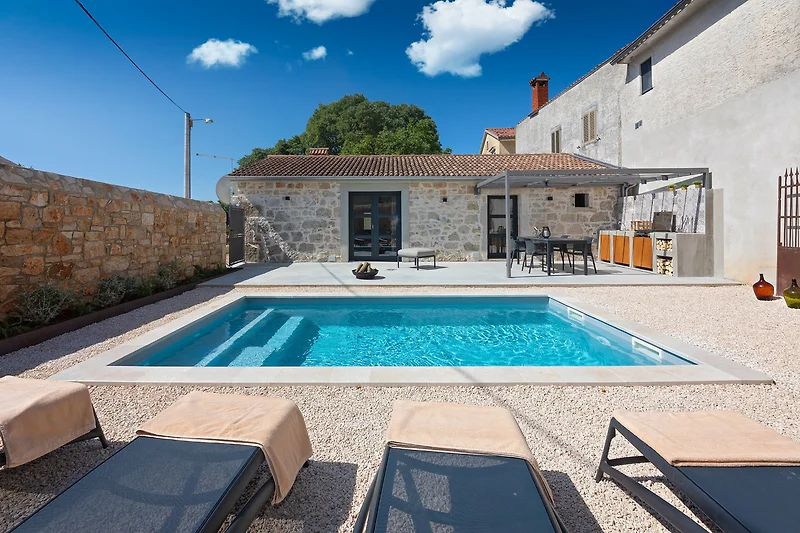 Schönes Haus mit Pool und Blick auf das Wasser.