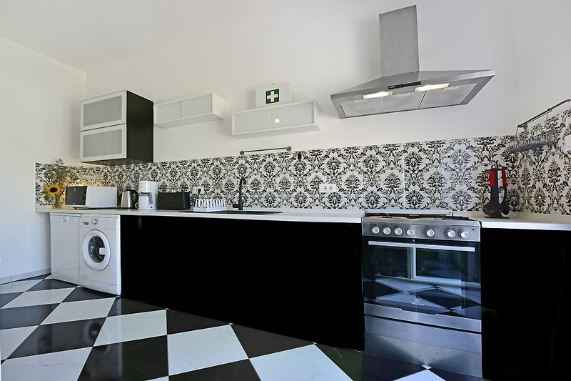 Moderne Küche mit elegantem Design und hochwertigen Geräten.