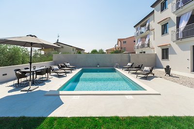 Villa Grey Fuskulin mit Pool