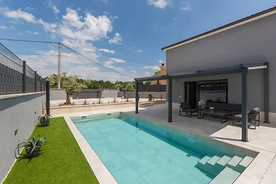 Villa Ana Tinjan mit Pool