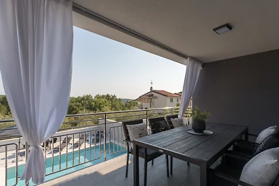 Villa Grey Fuskulin mit Pool