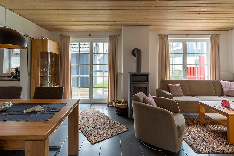Wohnzimmer mit Holzmöbeln und Tagesbett.