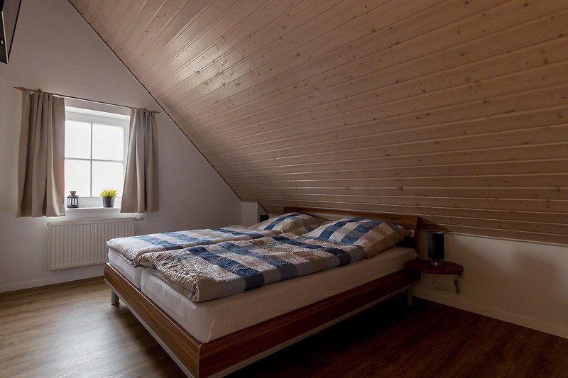 Schlafzimmer oben mit Doppelbett