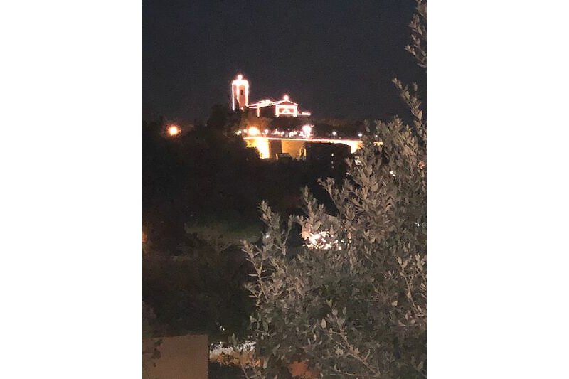 Montescudaio bei Nacht von der Terrasse