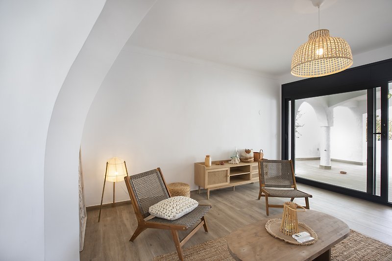 Gemütliches Wohnzimmer mit stilvoller Einrichtung und Holzboden.