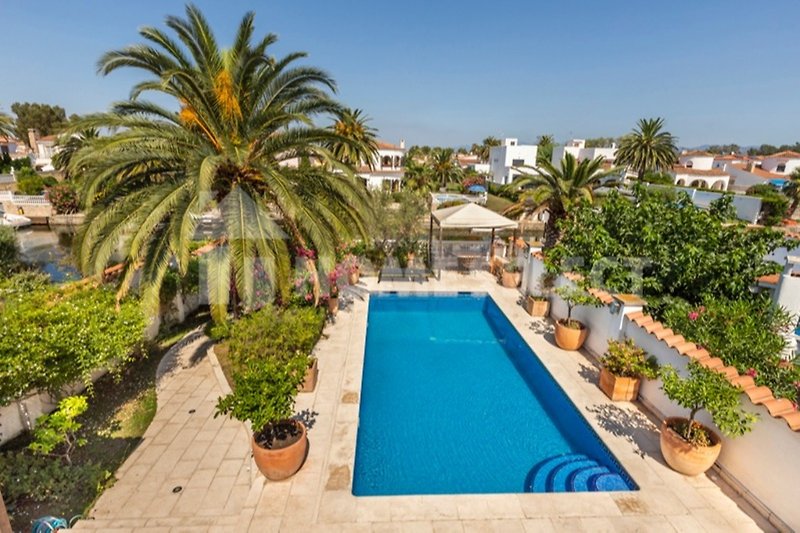 Terrasse mit Schwimmbad 
