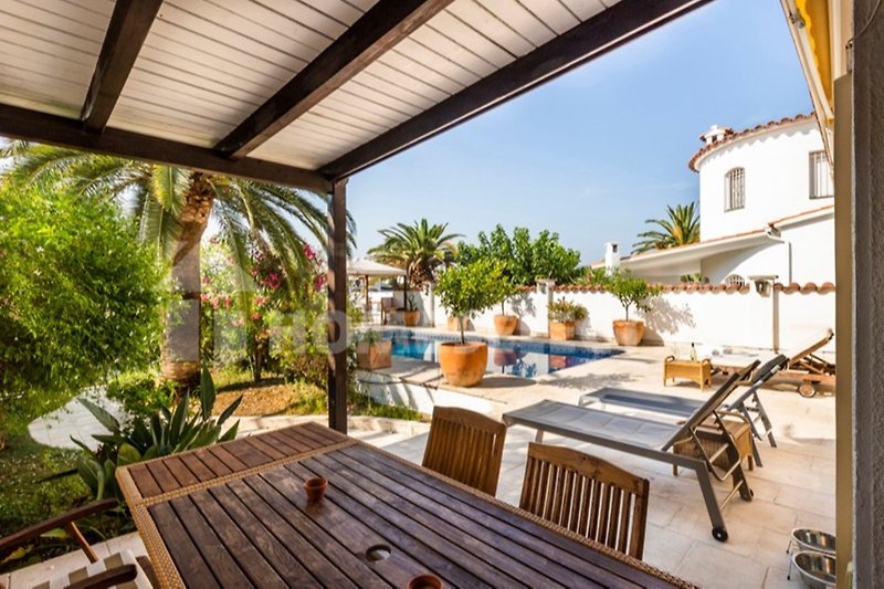 Terrasse mit Schwimmbad 