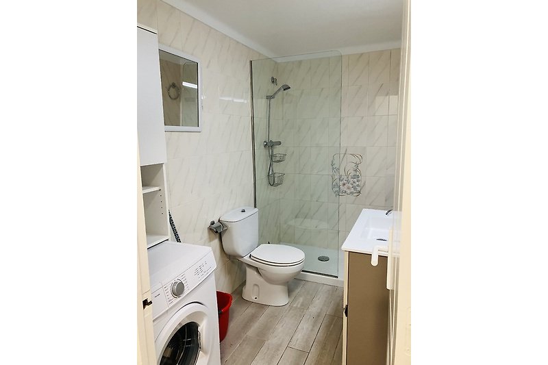Moderne Badezimmerausstattung mit lila Akzenten und elegantem Design.