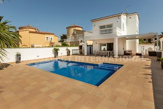 Great house, fully equiped, marvelous pool, and great mooring.